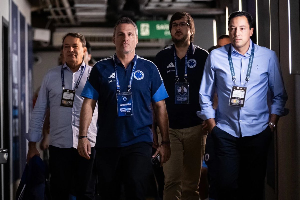 Redac5estrelas's tweet photo. - vende dois laterais
- contrata só um e ele não adapta rápido 
- deixa Villalba quebrando um galho de zagueiro reserva e lateral ao mesmo tempo
- Villalba entrega a Copa do Brasil pq não aguenta mais jogar de lateral
- tentam um lateral no último dia da janela

A principal contratação para o Cruzeiro em 2027 é um BOM DIRETOR DE FUTEBOL. 

Essa bagunça que são nossas janelas de transferência não pode continuar. Esses caras são completamente PERDIDOS PARA FAZER FUTEBOL!