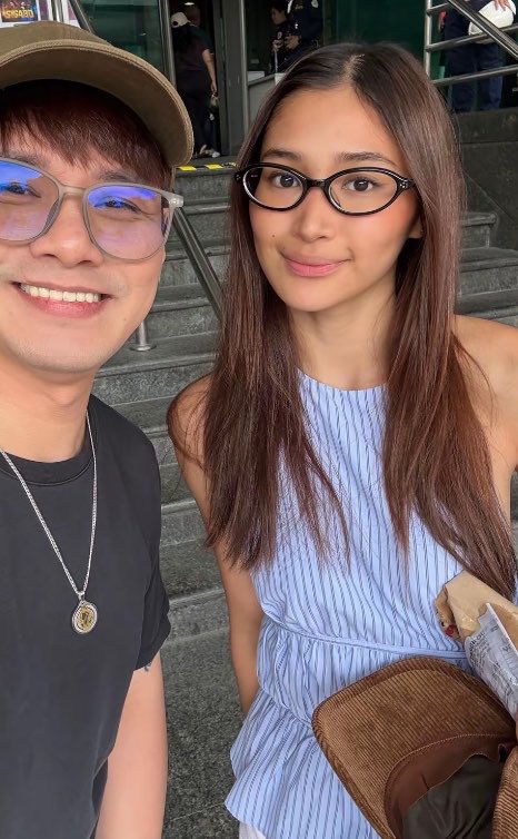 JHODI0R's tweet photo. saw this on tiktok, jhoanna update with her new frame glasses! 💙✨ https://t.co/Pta37POAxW