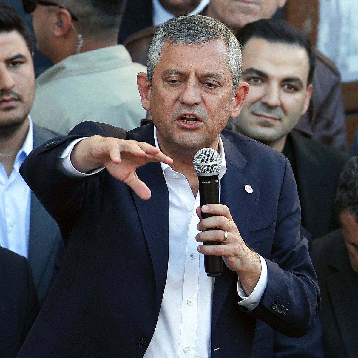 radarrhaberr's tweet photo. YENİ Parti Lideri Özgür Özel’den, Cumhurbaşkanı ve AKP Genel Başkanı Erdoğan’a:

“Sayın Erdoğan, bir kere hastalık atlatılır, zorluklar atlatılır, krizler atlatılır, milletin umudu olan seçim atlatılmaz. Seçim korkulacak bir şey değildir. Atlatıp beş yıl daha keyif sürülecek yer değildir. 

Millet yeniden sen iktidarda olduğunda, şartlar böyle olduğunda emekli 23 bin lirayla açlığı atlatamıyor ki sen seçimi atlasın.”