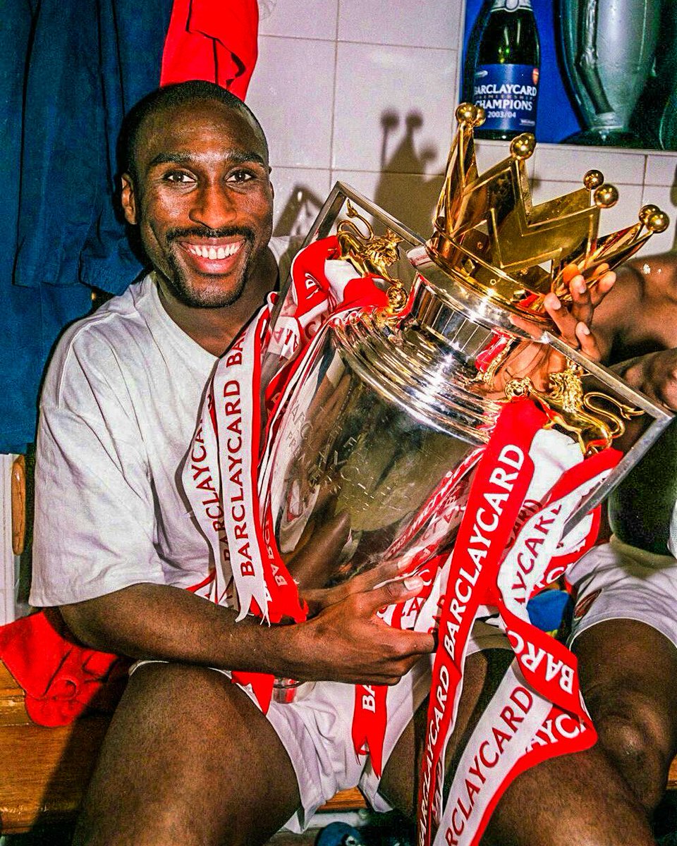 eurofootcom's tweet photo. 🏴󠁧󠁢󠁥󠁮󠁧󠁿👋 In 2001, Sol Campbell left Tottenham to join fierce rivals Arsenal on a FREE transfer. 😳

In his 5 years at Arsenal, he won 2 Premier League titles, 3 FA Cups and 1 Community Shield.

Today, Campbell turns 52. https://t.co/ucTsgsiJmL