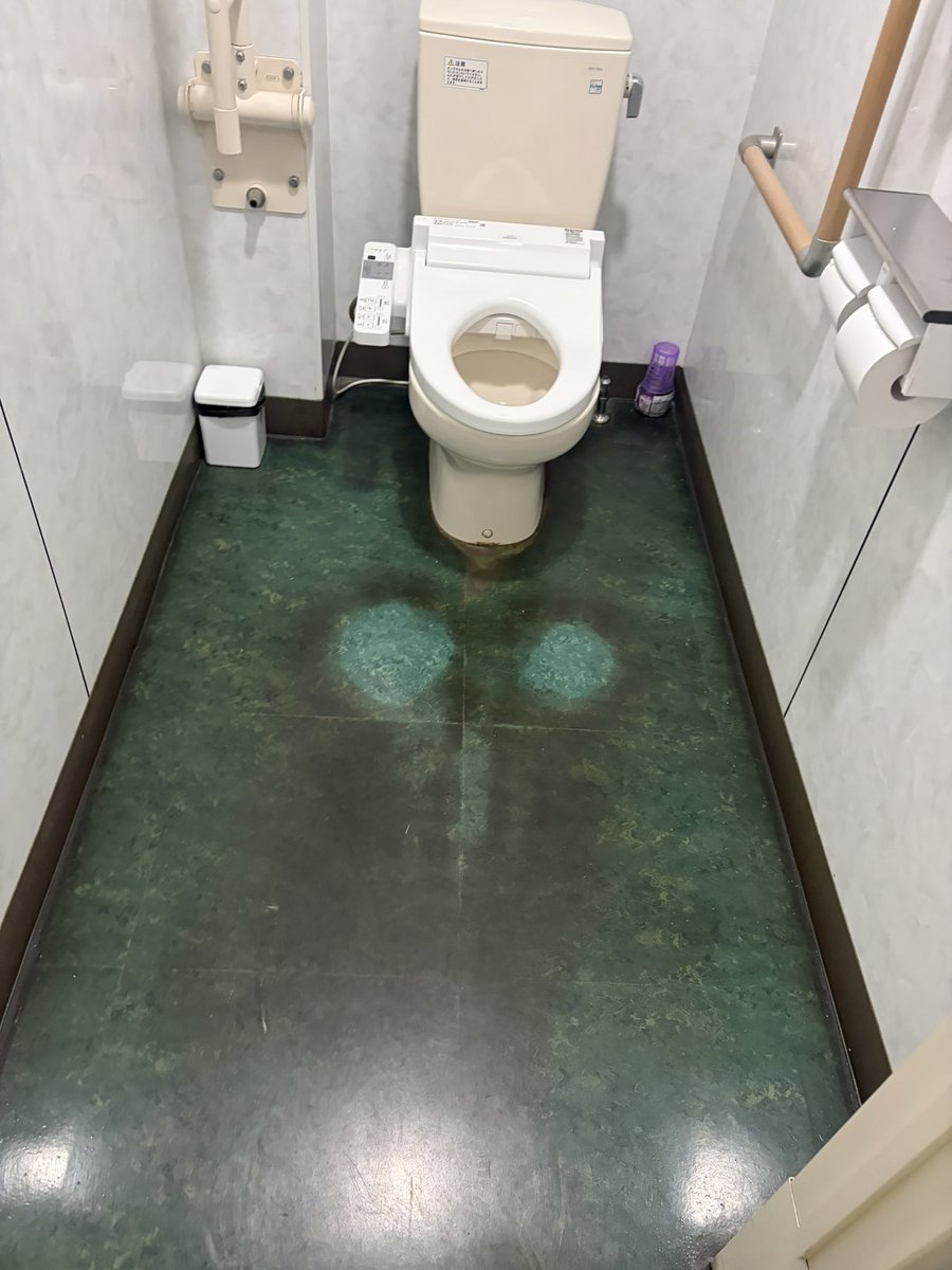 Ryogaism's tweet photo. 近所のセブン、巨大なぺニスを押し付けた痕跡があるな https://t.co/h2qkfA20p4