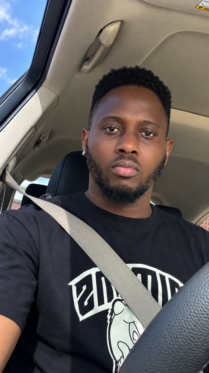 AmSamsonite's tweet photo. These days, I don’t shoot my shot. I admire from a distance, say, “Damn, she’s fine asf,” and keep it moving. Life is already stressful enough. 😂 https://t.co/axV2il6CBU