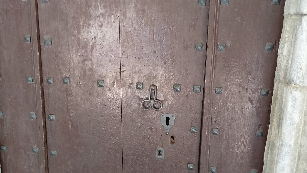 JorgeEtxague's tweet photo. 2 x 1 egingo dut ikasturteari hasiera emateko.
Hona hemen Sahún herriko elizaren atea, Ribagorzako bailara berean. https://t.co/XnsWl7zoJ9