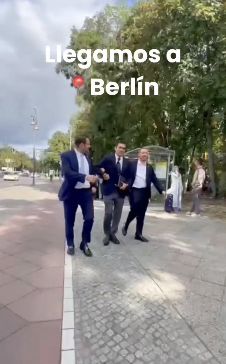 alvaro_delgado's tweet photo. La cúpula del PAN, con @JorgeRoHe al frente, sigue en campaña, ahora en Alemania. Andan buscando la tumba de Hitler. https://t.co/9SPzZgx73s
