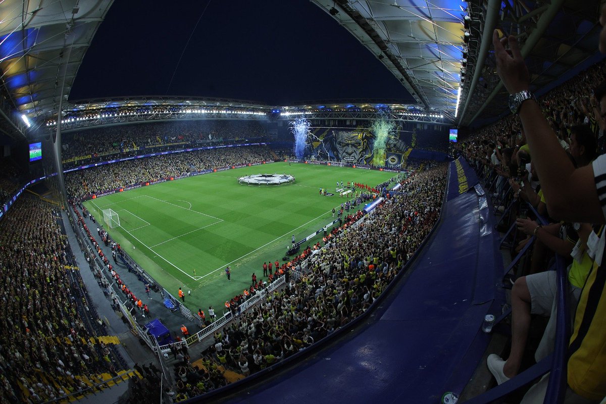 Fener's tweet photo. Fenerbahçe:

"BÜYÜK FENERBAHÇE TARAFTARINA

18 yıl sonra yeniden yer aldığımız Şampiyonlar Ligi’nde, dün akşam tüm dünyada ses getiren muhteşem bir işe, unutulmaz bir görsel şölene imza attınız.

Tribünlerimizde ortaya çıkan bu eşsiz koreografide emeği geçen, hazırlığından uygulamasına kadar katkı sağlayan her bir taraftarımıza; maçın ilk anından son düdüğe kadar yarattığı eşsiz atmosferle takımımızın yanında olan Büyük Fenerbahçe Taraftarına sonsuz teşekkür ederiz.

Bir kez daha tüm dünyaya gösterdiniz ki Fenerbahçe taraftarı; tutkusu, sevgisi ve bu renklere olan eşsiz bağlılığıyla herkesten farklıdır.

Emekleriniz için sonsuz teşekkürler.

Aynı destek, inanç ve kararlılıkla bu yolda hep birlikte yürümeye devam edeceğiz. 

İyi ki varsınız."