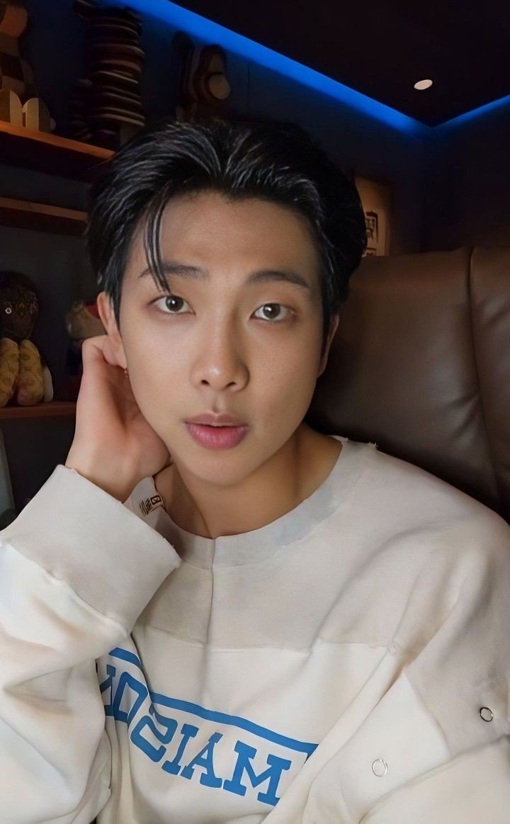 Sara_n_z_a's tweet photo. ترند شود 

HAPPY BIRTHDAY NAMJOON 🎊🎈🍭
#HAPPYRMDAY
#HappyBirthdayRM
#HappyBirthdayNamjoon https://t.co/Y7rIOE9q93