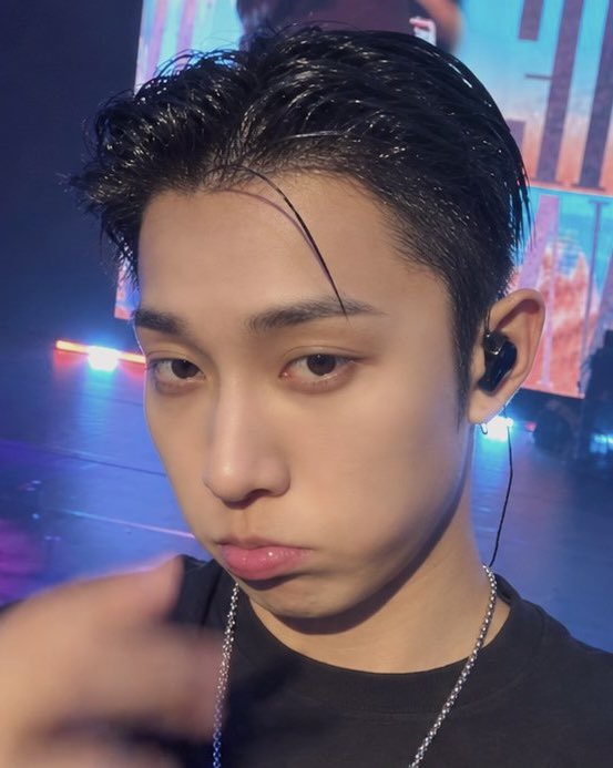 rogong_4sho's tweet photo. 하ㅜ시발 그니까 이게 무대 중에 보정 1도 없이 팬 폰으로 찍은 날것 그대로의 셀카 미모라는거잖아?? 김률 미친놈인게 분명함… https://t.co/bJpkT9ZiE9
