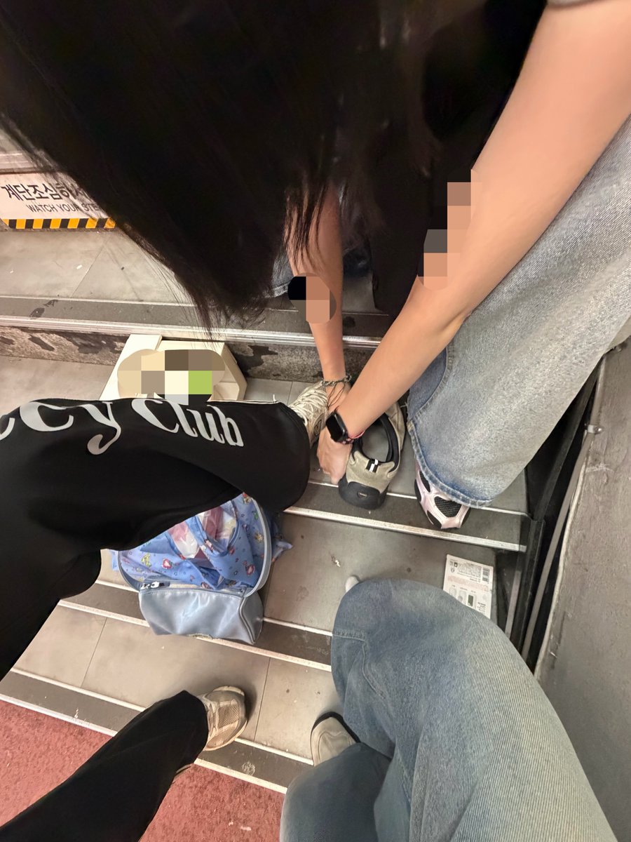 ttngii's tweet photo. 얘들아나오늘 뭔일잇엇냐면 다이소 나와서 계단올라가는데 
바닥에 ㅆ발 뭔순간접착제 뿌려져있어서 신발이 바닥에 딱붙어서안때짐씨발 
다이소직원누나들이 껌칼가져와가지고땀뻘뻘흘리면서 때주고 사람셋이 달라붙어서 개지랄햇는데 바닥이 뜯어짐 https://t.co/0XWToHNvFu