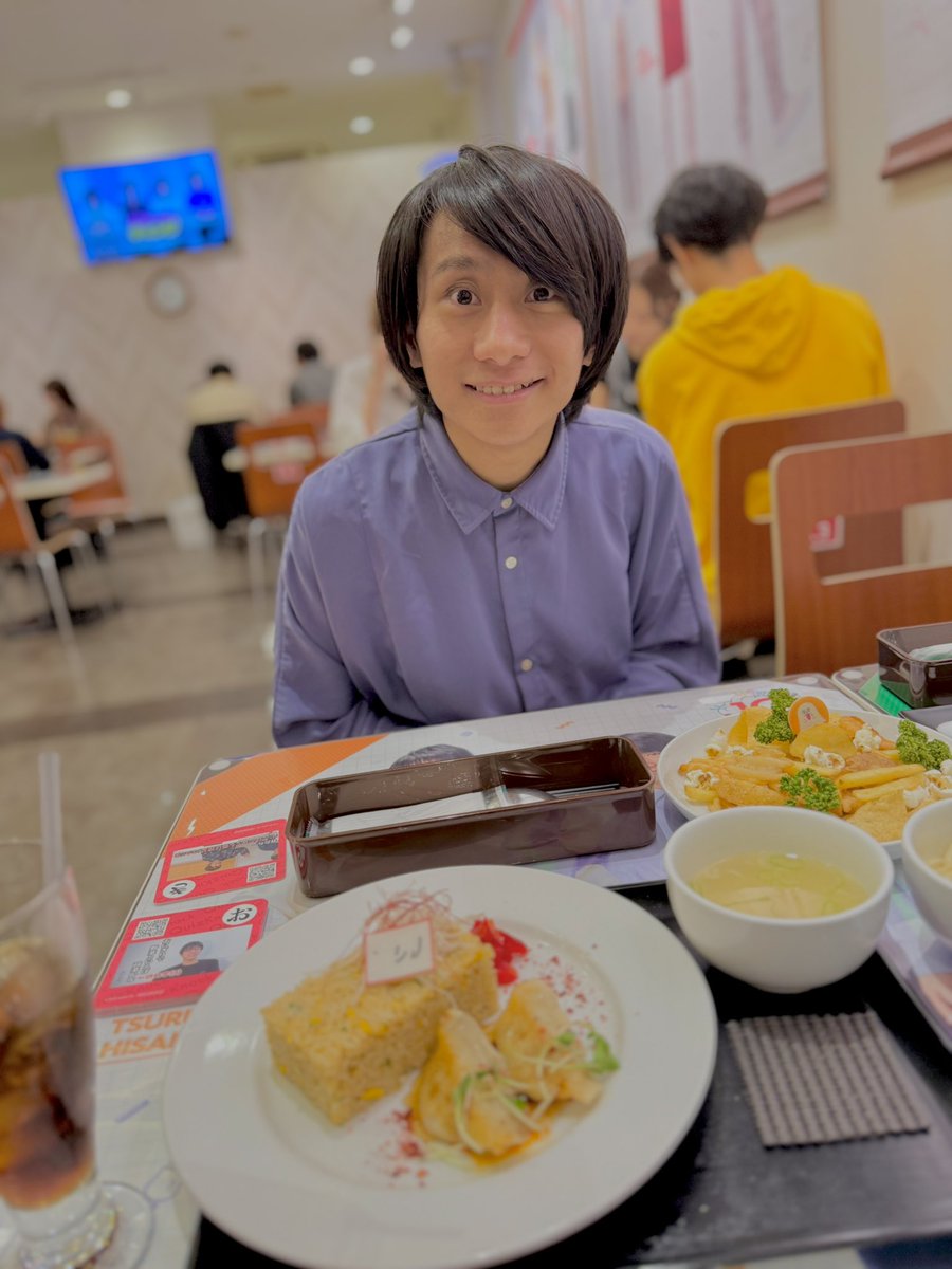 kazamaraita's tweet photo. この度、「GiGOコラボカフェ QuizKnock10周年」に一足早くお邪魔致しました！
山本君ご本人と僕の知らない炒飯を一緒にパシャリ！📸

グッズやガチャポンもあり楽しさ満載！自分は実は仲良しの山本君が出ました☺️✨

いよいよ明日から池袋のGiGO2号館地下2階にて！💪💨

#QuizKnock10周年プロジェクト https://t.co/g2dexGSxHl