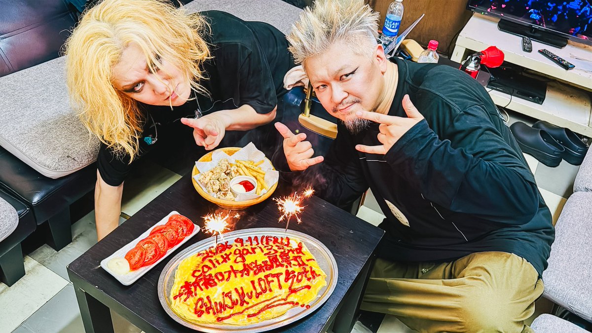 ao_sakurai's tweet photo. ＼カリ≠ガリ33歳‼️新宿ロフト50歳‼️感謝‼️／

なんだか私たち人気バンドなのか⁉️と錯覚しそうなライヴでしたが、今年もロフトで祝えてわたしの中で大感謝祭が行われています✨
ありがとうございました‼️

#カリガリ33周年
#新宿ロフト50周年
#カリガリの新宿ロフト
#カリガリの終活 https://t.co/mg1TgVxVpC