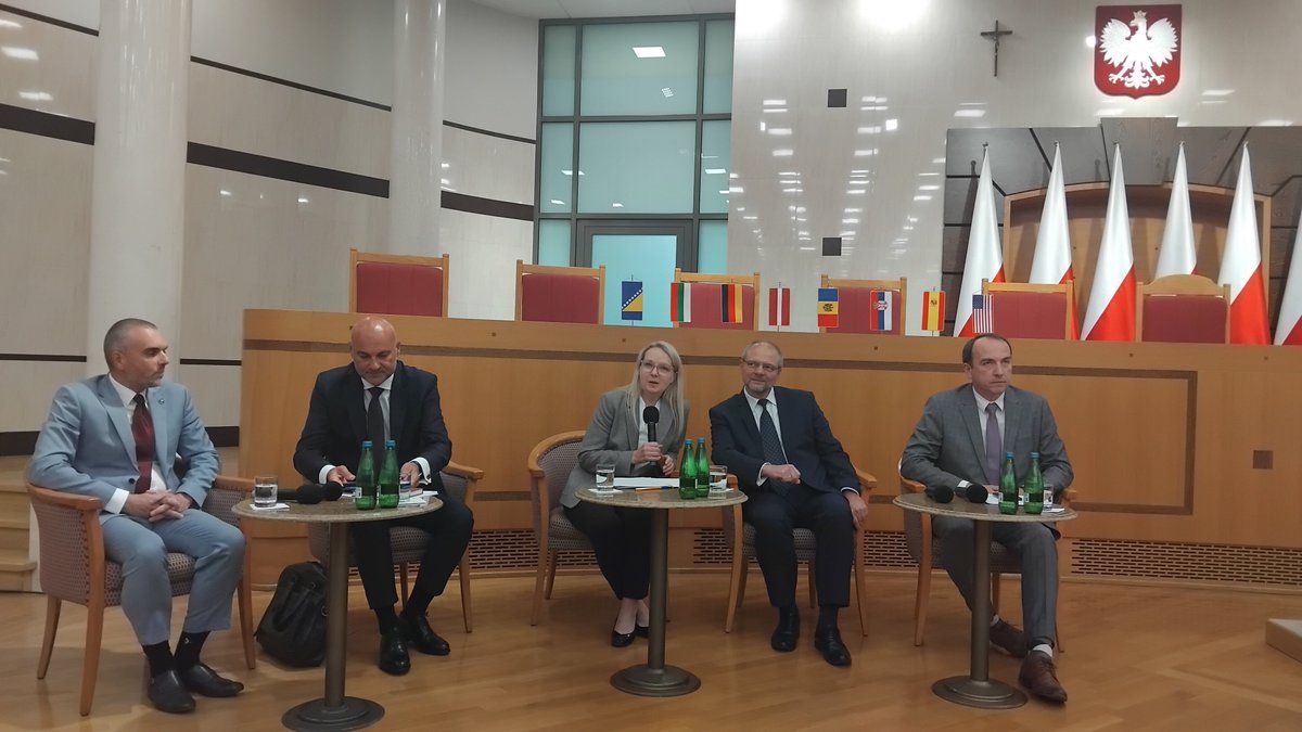 WSAA1997's tweet photo. #WarszawskieSeminariumAksjologiiAdministracji także uczestniczyło (jako jedna z wielu prawniczych organizacji wspierających) w prawdziwych 😎 oficjalnych 😎 obchodach 40lecia #TrybunałKonstytucyjny  @TK_GOV_PL 
👇👇👇 https://t.co/O6TdMWxItb