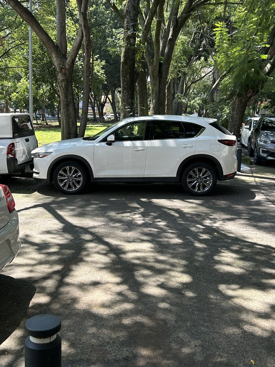 santiagoleonb's tweet photo. Solicito su apoyo @GdlMovilidad @GuadalajaraGob con este vehículo que se encuentra invadiendo el cruce peatonal y rampa de discapacitados. Colonia Vallarta Norte. La esquina de Isabel la Católica y Sta Maria, en el parque tres marías. @vallartanortesl https://t.co/FhwsCXu9A2