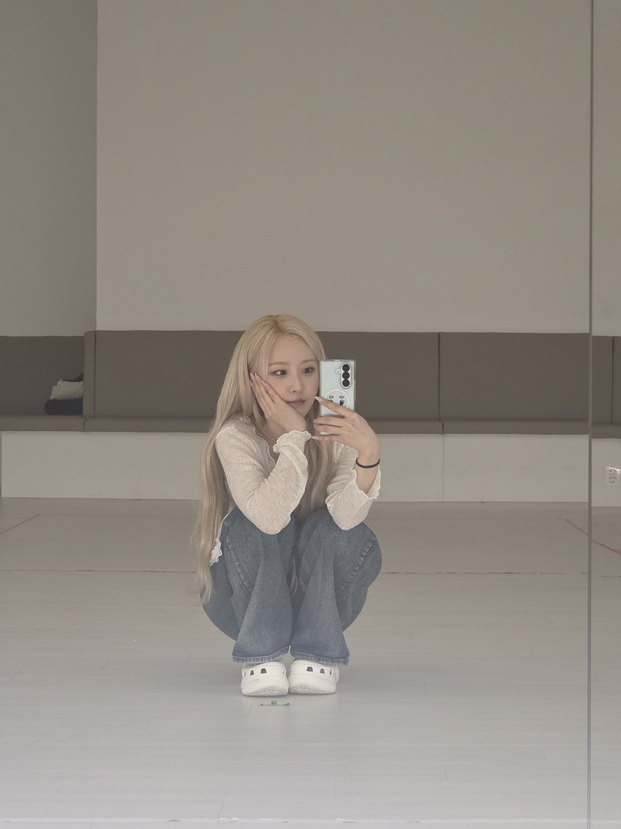 artmspicbot's tweet photo. #HASEUL #하슬 https://t.co/0wR5ClUAA9