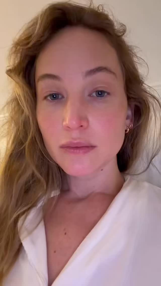 thetalkative00's tweet photo. Jennifer Lawrence is back on Instagram 😂

The funny part? She’s technically been there before. 👀

Back in 2018, she said:
“I’m on it, but I’m a voyeur. I watch, I don’t speak.”

Now she’s back at 36 like, “Okay, I’m giving it a shot… but say one mean thing and I’m OUT.” 😭😂

Welcome back, Jennifer. We’ll behave. 👀🍿