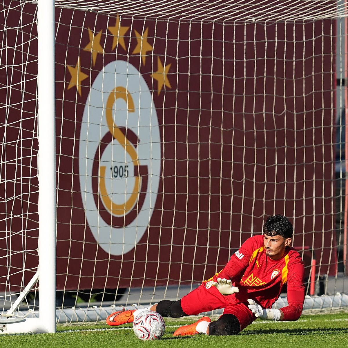 GalatasaraySK's tweet photo. 🦁 Aslanlarımız, Trendyol Süper Lig’in 5. haftasında Kocaelispor ile oynayacağı maçın hazırlıklarına bugün Kemerburgaz Metin Oktay Tesisleri’nde yaptığı antrenmanla başladı. 💪 #GSvKS https://t.co/OOBLla6MAV