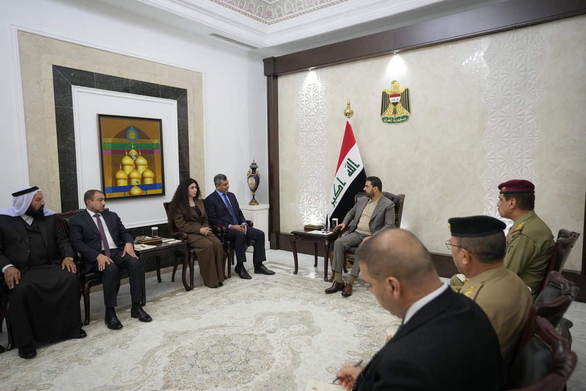 IraqiPMO's tweet photo. أعلن رئيس مجلس الوزراء،  القائد العام للقوات المسلحة، السيد علي فالح الزيدي، أن فصائل مقاومة سنجار ستباشر تسليم سلاحها إلى الدولة، وأن جبل سنجار سيكون تحت السلطة الكاملة للحكومة الاتحادية ومؤسساتها الأمنية والإدارية، مؤكداً أن حصر السلاح بيد الدولة وتوحيد القرار الأمني يمثلان أساساً لحماية أبناء القضاء وترسيخ استقراره وضمان مستقبله.

جاء ذلك خلال استقبال سيادته، اليوم الجمعة، وفد قيادة تحالف القضية الإيزيدية ورئيس كتلته النيابية، النائب مراد إسماعيل، وقيادة وحدات مقاومة سنجار، لبحث مجمل الأوضاع في قضاء سنجار والملفات المرتبطة باستقراره وإعادة إعماره ومستقبل أبنائه.

وأكد السيد رئيس مجلس الوزراء أن قرار تسليم السلاح يأتي في إطار بناء دولة المؤسسات، وحماية وحدة القرار الوطني، وإنهاء تعدد مراكز القرار الأمني، مشدداً على أن الدولة ستضمن حقوق منتسبي وحدات مقاومة سنجار ووحدات المرأة وتضحياتهم، من خلال تنظيم أوضاعهم ودمج المؤهلين منهم ضمن المؤسسات الأمنية العراقية وفق الأطر القانونية والرسمية.

وشهد اللقاء مناقشة الواقع الخدمي في القضاء واحتياجاته من مشاريع البنى التحتية وإعادة الإعمار، وملف تعويض المتضررين، وتهيئة الظروف المناسبة لعودة النازحين إلى مناطقهم، فضلاً عن معالجة عدد من القضايا الإدارية المتعلقة بإدارة القضاء ومؤسساته ودوائره الحكومية، وكذلك إدارة صندوق إعمار سنجار.

وأكد السيد رئيس مجلس الوزراء أن الإيزيديين يمثلون لوناً أصيلاً ومهماً من ألوان الطيف العراقي، وأن هذا التنوع يمثل مصدر قوة للعراق وثروة وطنية وإنسانية، مشيراً إلى ما تعرض له أبناء المكون الإيزيدي من جرائم وظلم على يد العصابات الإرهابية، ومؤكداً أن الحكومة ماضية في إنصافهم وضمان حقوقهم وإعادتهم إلى مناطقهم ومعالجة ما خلفته سنوات الإرهاب والنزوح، وأن الدولة لن تسمح بأن تكون سنجار ساحة للصراعات، كما لن تقبل بوجود أي سلطة أمنية أو عسكرية خارج إطار الدولة.

ووجه سيادته بشمول أبناء المكون الإيزيدي بمشروع المليون قطعة أرض سكنية، والعمل على تهيئة الظروف اللازمة لإعادة كاملة  للنازحين إلى مناطقهم، ومتابعة ملف إعمار قضاء سنجار وتوفير متطلباته الخدمية، بما يسهم في تثبيت السكان وتعزيز الاستقرار الاجتماعي والاقتصادي.

كما وجه سيادته بتشكيل لجنة عليا تتولى إعداد دراسة شاملة ووافية عن واقع قضاء سنجار في الجانبين الأمني والخدمي، وتحديد احتياجاته ومتطلبات أبنائه، ووضع المعالجات المناسبة لها، فضلاً عن متابعة انخراط أفراد حماية سنجار في المؤسسات الأمنية والخدمية الرسمية، وتنظيم أوضاعهم القانونية، بما يعزز سلطة الدولة ويدعم الاستقرار في القضاء.

من جانبهم، أعرب رئيس وأعضاء الوفد عن دعمهم الكامل لخطوات السيد رئيس مجلس الوزراء، ولاسيما ما يتعلق بتعزيز سلطة الدولة وتسليم السلاح ودمج وحدات مقاومة سنجار ضمن المؤسسات الرسمية، فضلاً عن مكافحة الفساد والإصلاحات الاقتصادية وتعزيز علاقات العراق الخارجية.
