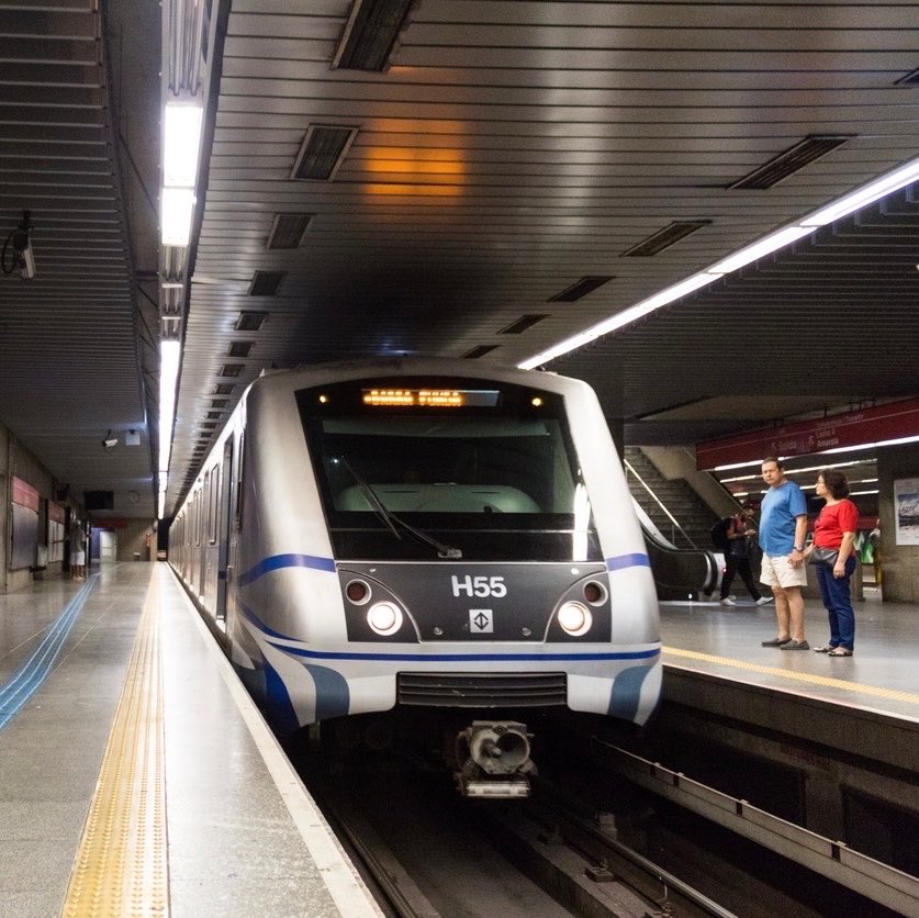 bchartsnet's tweet photo. 🚇 FINALMENTE! Metrô de São Paulo libera pagamento por aproximação em TODAS as catracas. O hit começa na segunda, 14 de setembro, nas linhas 1-azul, 2-verde, 3-vermelha e 15-prata. E o flop seguirá nas linhas 4-amarela e 5-lilás, as privatizadas, claro.

Segundo a Folha de SP, o pagamento de tarifa será por aproximação com cartões de débito ou crédito físicos e virtuais cadastrados em celulares, smartwatches, além de outros dispositivos.
