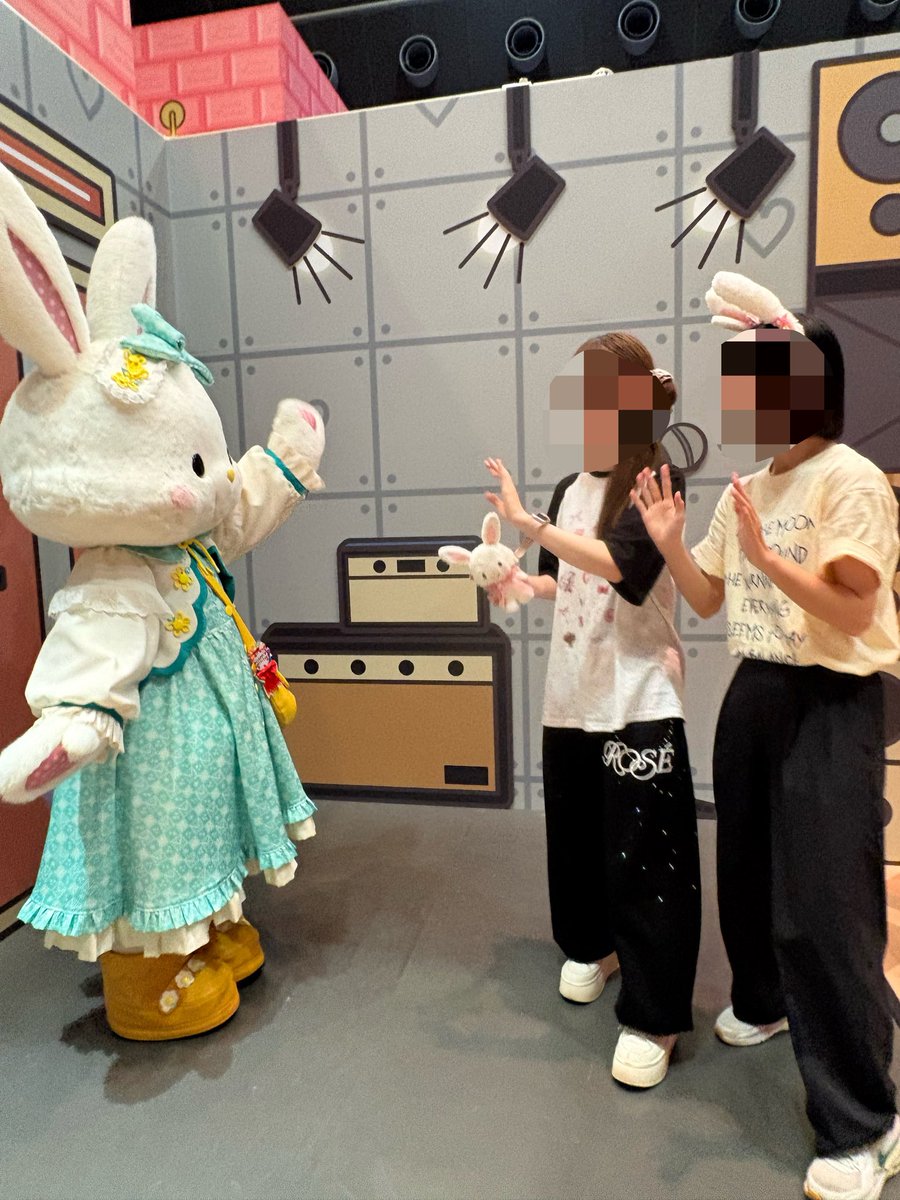 komopame's tweet photo. メルの完全オタク立ち姿、姉妹
アイドルのお見送り現場かな https://t.co/693Jb35VAi