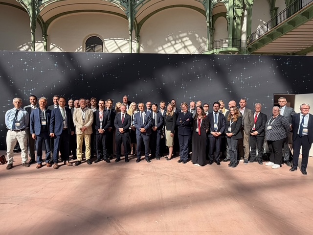 DGA's tweet photo. #Espace I Renforcement de la coopération🇫🇷🇸🇪dans le spatial
Au sommet spatial international, le délégué général pour l’armement, Patrick Pailloux, et le ministre suédois de la Défense, Pal Jonson, ont convenu d’élaborer une feuille de route qui renforcera la coopération spatiale https://t.co/D0ugumD0gJ