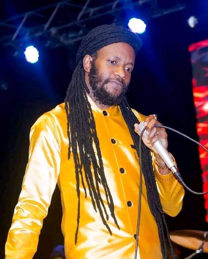 TafadzwaMandov2's tweet photo. Winky D level rake harisi rati darikei ra Lucky Dube mbichana hre? https://t.co/EzoLfm8SS5