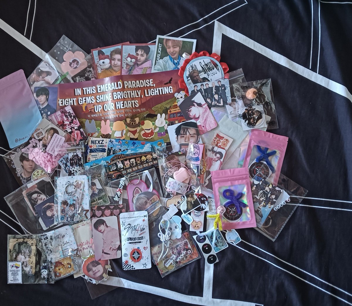 valj_y's tweet photo. El miércoles fue tan increíble que hasta ayer pude ver los freebies y enserio gracias a STAY por cada regalito y sonrisa
#STRAYCITYBOGOTA #straykids #STAY https://t.co/sAzntEvTkX