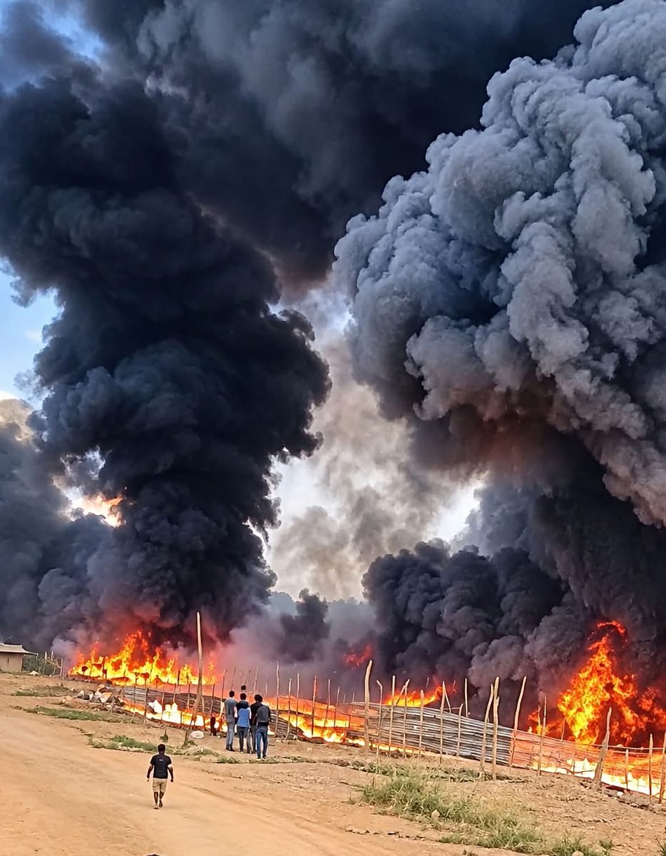 2LaRepublique's tweet photo. 🚨URGENT

Un important incendie est signalé à Moanda, dans la province du Kongo-Central. Des flammes et un épais nuage de fumée sont visibles sur place, comme le montrent les images reçues.

⚠️ Le bilan des dégâts et l’origine du feu ne sont pas encore connus. https://t.co/3XmyrOHGFN