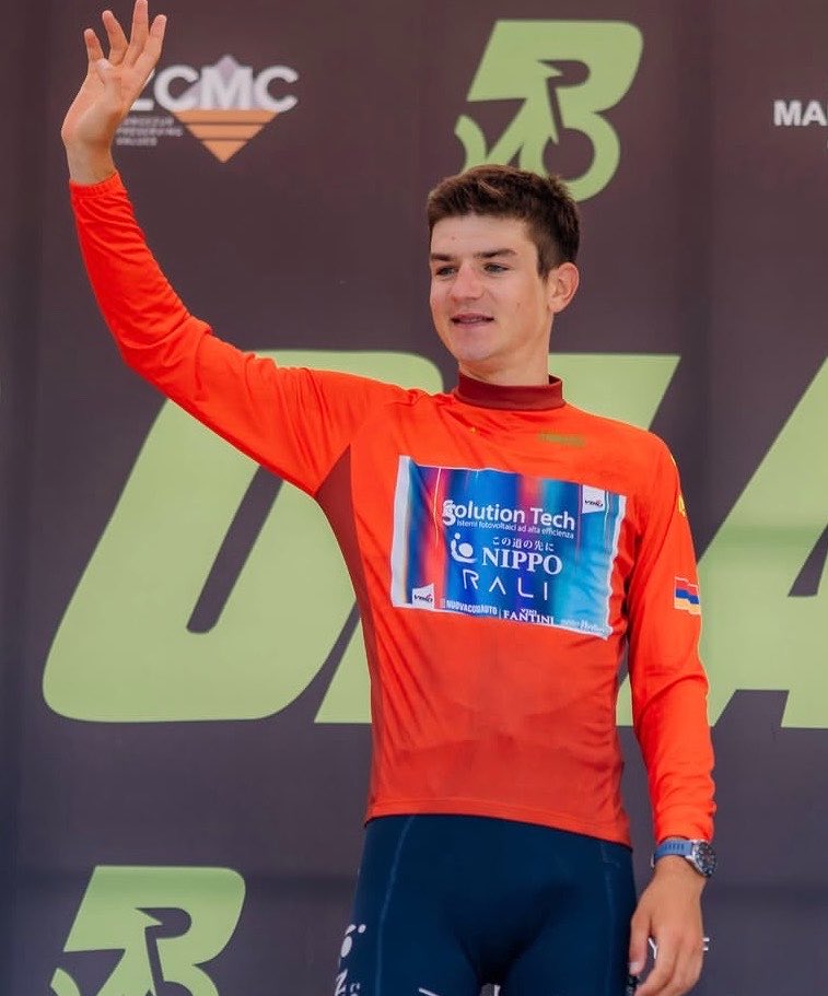 SolutionTechNR's tweet photo. ALEXANDRE BALMER È IL NUOVO LEADER DELLA GC DEL TOUR DE ARMÉNIE 🇦🇲🔥

Alexandre Balmer conquista il 5° posto nella seconda tappa del Tour de Arménie e balza al comando della classifica generale!

Il corridore elvetico del Team Solution Tech–NIPPO–Rali ha corso sempre nelle posizioni di testa, facendosi trovare pronto quando il gruppo si è spezzato nelle fasi finali. Balmer ha così guadagnato secondi preziosi, conquistando la leadership sia della classifica generale sia della classifica a punti! 

ALEXANDRE BALMER IS THE NEW GC LEADER AT THE TOUR DE ARMÉNIE 🇦🇲🔥

Alexandre Balmer finishes fifth on stage two of the Tour de Arménie and moves into the overall lead!

The Swiss rider of Team Solution Tech–NIPPO–Rali remained at the front throughout the race and was ready when the peloton split in the closing stages. Balmer gained valuable seconds, taking the lead in both the general and points classifications!

#TeamSolutionTechNIPPORali
