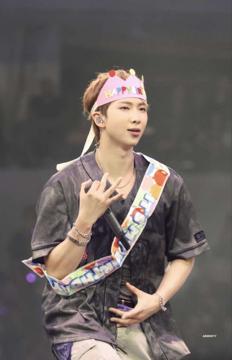 namkanadabts7's tweet photo. Everyone😀
Its joony's birthday🎂🥳🎉
#HAPPYRMDAY
#happynamjoonday https://t.co/BQsVrhl2Zk