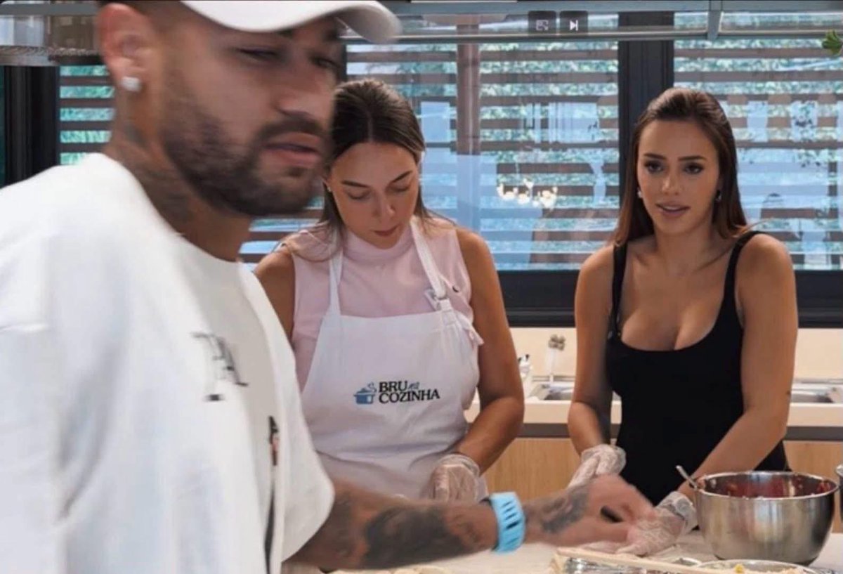 MotivacionesF's tweet photo. 😂🇧🇷 JUEGA EN OTRAS LIGAS…

Neymar consiguió lo que parecía imposible:

PUSO A COCINAR JUNTAS A SU EXNOVIA Y A SU NOVIA ACTUAL. 

El hombre juega en otra liga 🐐 https://t.co/CF5iHJcQL7