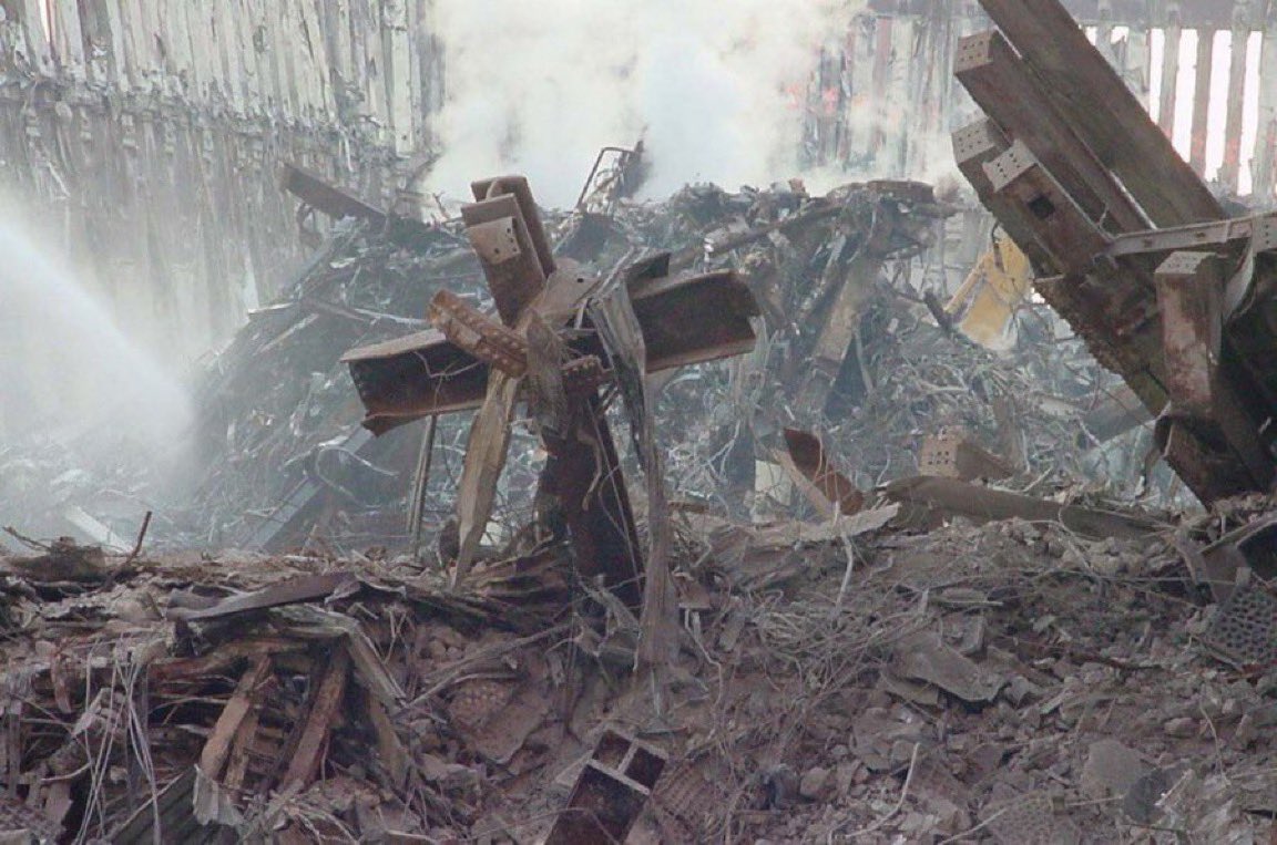 UniCatolicos_es's tweet photo. Cuando se desplomaron las Torres Gemelas el 11 de septiembre de 2001 alguien gritó: “¿Dónde está Dios en este momento? ¿Por qué permite esto?”

Otra persona le contestó: “No está aquí porque nosotros lo hemos sacado de la ciudad, de la forma en la que vivimos”.

Hoy esto sigue en total actualidad.