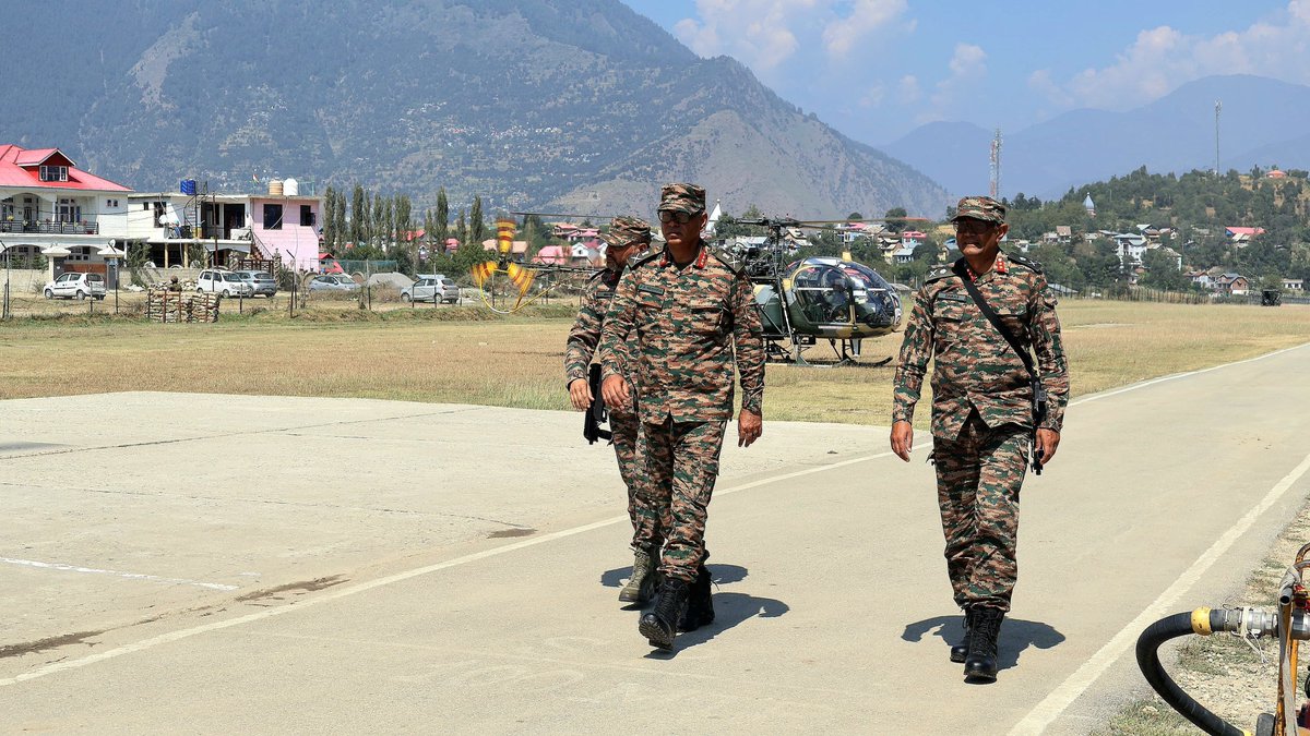 prodefencejammu's tweet photo. #WhiteKnightCorps | #OperationalReadiness 

HINTERLAND OPERATIONS

GOC #WhiteKnightCorps visited general area of #Kishtwar to review the security situation and operational preparedness. The #CorpsCommander assessed the security architecture, contingency preparedness and infrastructure, and directed further measures to enhance operational effectiveness, safety and support in the hinterland.

From the Hinterland to the Frontline, Ever Vigilant!

We Serve We Protect!

@SpokespersonMoD
@adgpi
@NorthernComd_IA
@Whiteknight_IA 
@ANI
