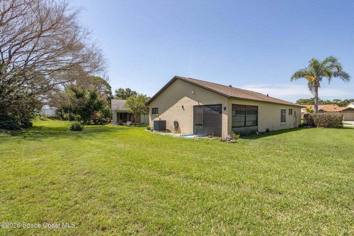 melbournerealty's tweet photo. 🤏 Think all affordable home in Suntree/Viera have tiny yards and you can reach out and touch your neighbors? 🚫 Not this home!  Priced at just $290,000, it offers space, privacy and a great price! 📲 321-723-3421 for more info #MelbourneRealty #Suntree #Viera #AffordableLiving https://t.co/5oyBzk3uEc