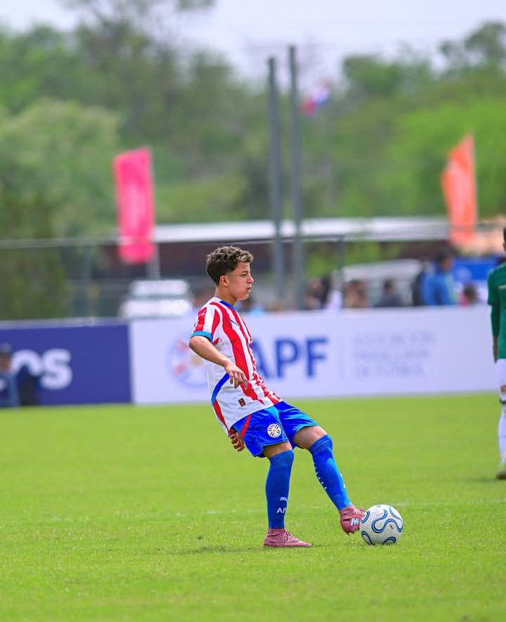 manofthematcch's tweet photo. Scout | 11

Nome: João Emanuel
Idade: 15y (2011)
Nacionalidade: 🇵🇾🇧🇷
Posição: lateral esquerdo
Pé: esquerdo
Clube: Azuriz 🇧🇷
Categoria: U15 🇧🇷
Temp. 2026: ❓

Convocado para a seleção U15 do Paraguai 🇵🇾 https://t.co/wIr2i5UJuw