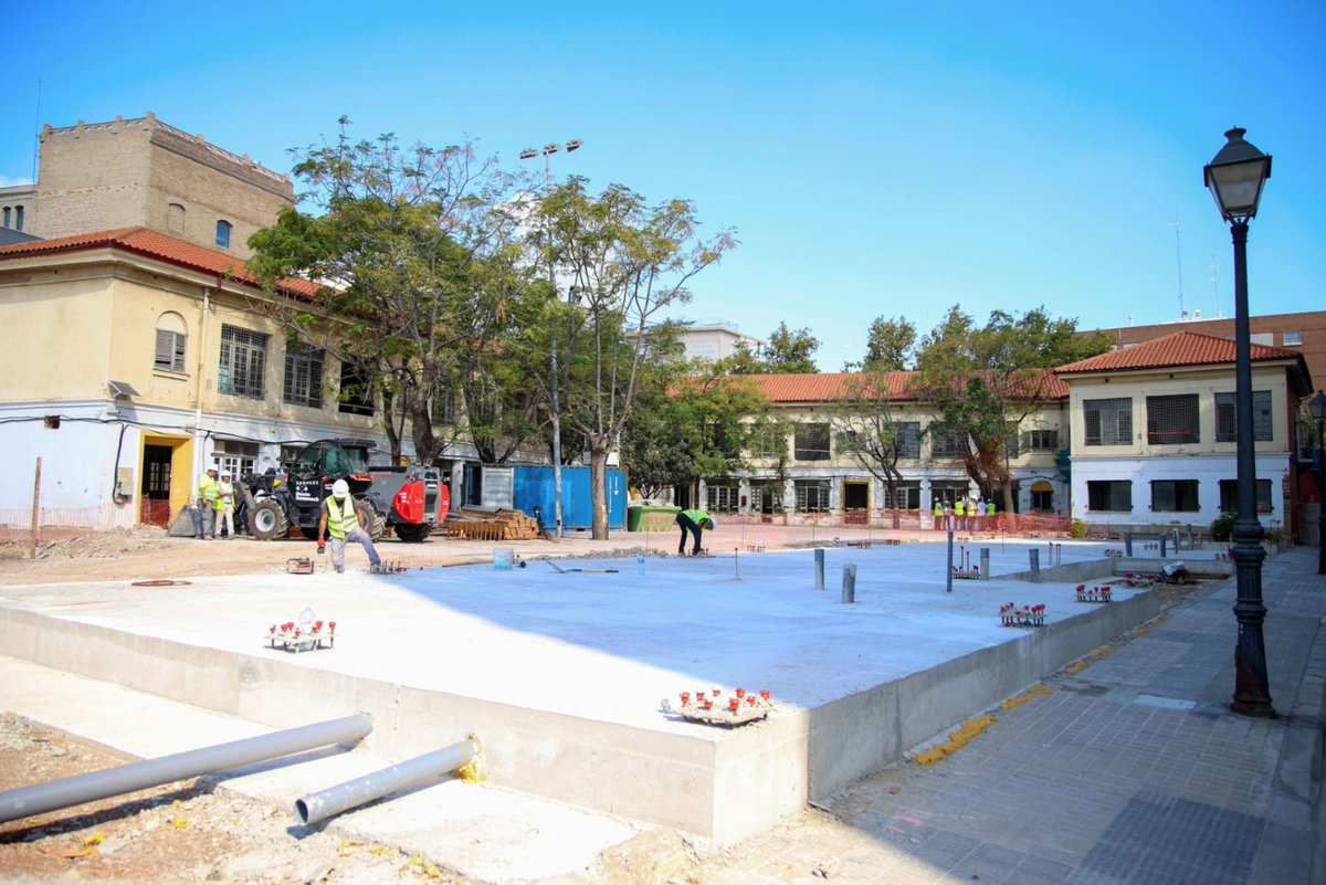 AjuntamentVLC's tweet photo. 🎒 Visitem les obres del #CEIP San José de Calasanz al #Grau de #València.

🏗️ Una reforma integral que dotarà al #barri d'un centre nou el pròxim curs, amb una capacitat per a 245 alumnes.

🏫 El projecte rehabilita l’edifici principal i incorpora una nova 🏃‍♀️ zona esportiva, patis, jardins, hort escolar 🌱 i un espai renovat per a Infantil 👧.

🫰 5,2 M€

🔗 https://t.co/yVhw28vJ7E