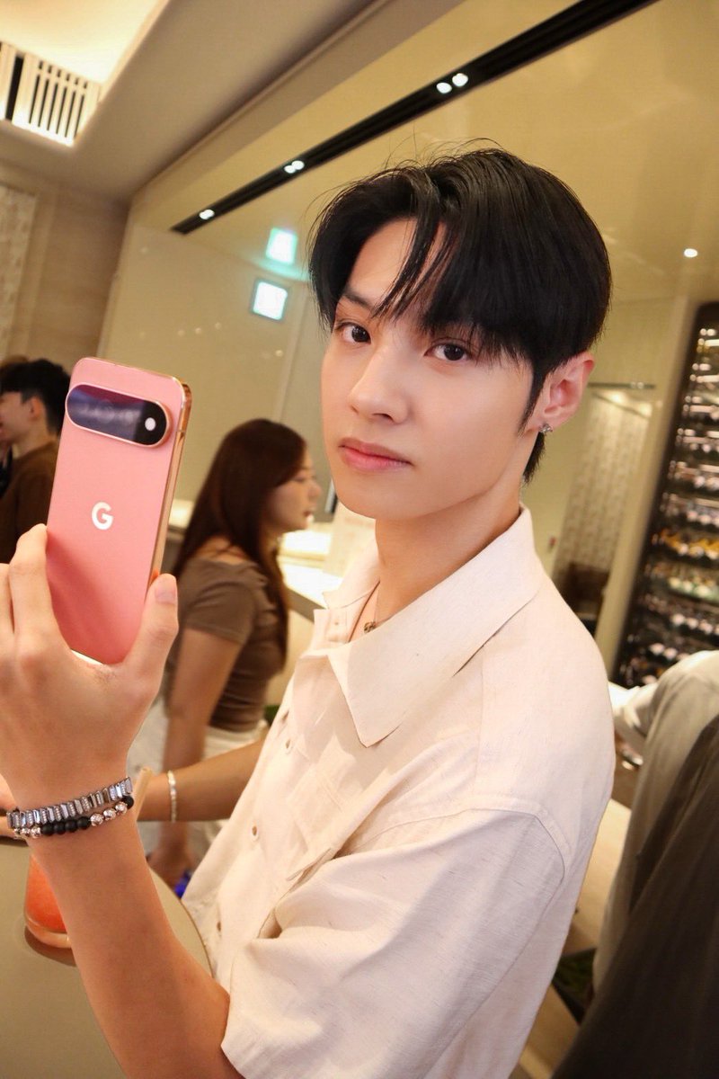 realwangjyunhao's tweet photo. New Google pixel 🩷💖
#googlepixel 
#wangjyunhao https://t.co/qvYoi9m7TG