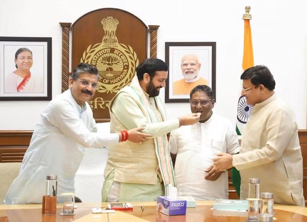 taakramesh74's tweet photo. हरियाणा में सफाई कर्मचारियों की हड़ताल समाप्त।

मुख्यमंत्री श्री Nayab Saini जी से मुलाकात के बाद सफाई कर्मचारियों ने अपनी हड़ताल समाप्त करने का ऐलान किय
#Nayabsaini
#Bjp https://t.co/UoSmUOAFCh