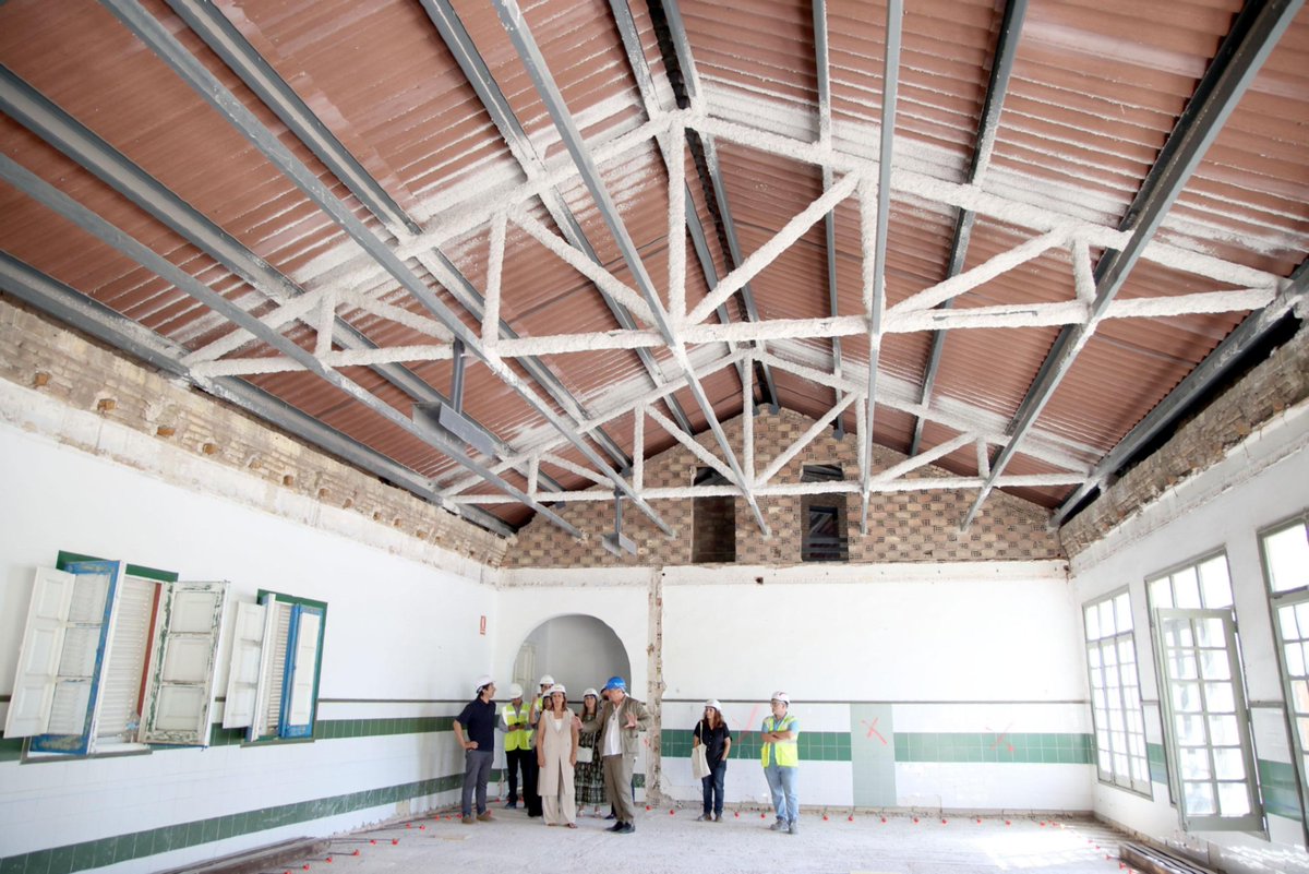AjuntamentVLC's tweet photo. 🎒 Visitem les obres del #CEIP San José de Calasanz al #Grau de #València.

🏗️ Una reforma integral que dotarà al #barri d'un centre nou el pròxim curs, amb una capacitat per a 245 alumnes.

🏫 El projecte rehabilita l’edifici principal i incorpora una nova 🏃‍♀️ zona esportiva, patis, jardins, hort escolar 🌱 i un espai renovat per a Infantil 👧.

🫰 5,2 M€

🔗 https://t.co/yVhw28vJ7E