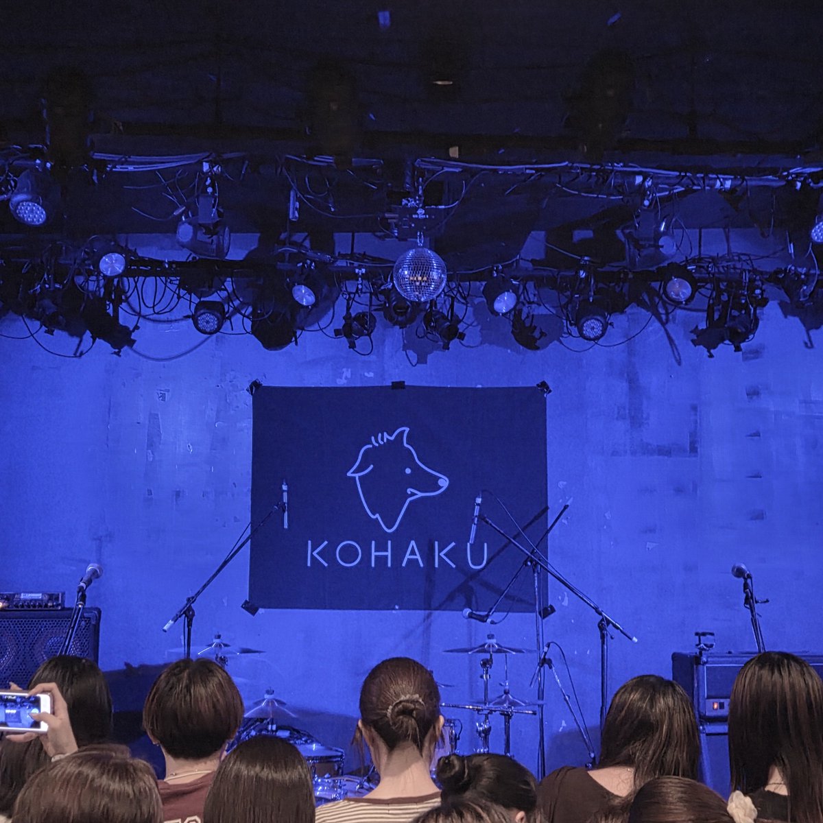 mdr_ktne's tweet photo. KOHAKUのライブ行けてよかった
後ろの方にいたんだけどステージ近くて
音が全身に響くような音の風のみたいな
あたたかい力強さを感じました
一緒に来てくれた友達も楽しめたようでなによりでした
身長高かった気がした
また行きたいな https://t.co/eMqahTujcW