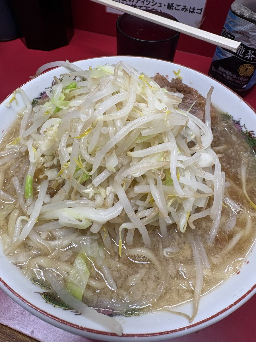 ziromati's tweet photo. ラーメン二郎京急川﨑店
小ラーメン　ニンニク少し
久々の訪問。甘味のある汁に豚の旨み、甘味が色々混ざって自然な甘さがうまい
麺も柔らかながら、アルデンテ的な食感でもちっとも感じてる麺で非常に好みおそらく二郎では珍しい加水がある麺だと予想。
加水がある方がこのようなスープに合う
うまい https://t.co/oM049DjPo4