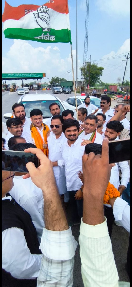 _rajkumarpandit's tweet photo. आज पश्चिम उत्तर प्रदेश सह प्रभारी माननीय श्री @Sanjeevaryamla जी का सिकन्द्राबाद टॉल पर जिला अध्यक्ष @ZiaurRahmanIYC जी सहित कांग्रेस्जनों ने भव्य स्वागत किया
#rajkumarpandit
@RahulGandhi @priyankagandhi @AdvRajendraPal @manojtyagimrt @jameelsjam @kashikirai @RohtashBasoya @duttabhishek