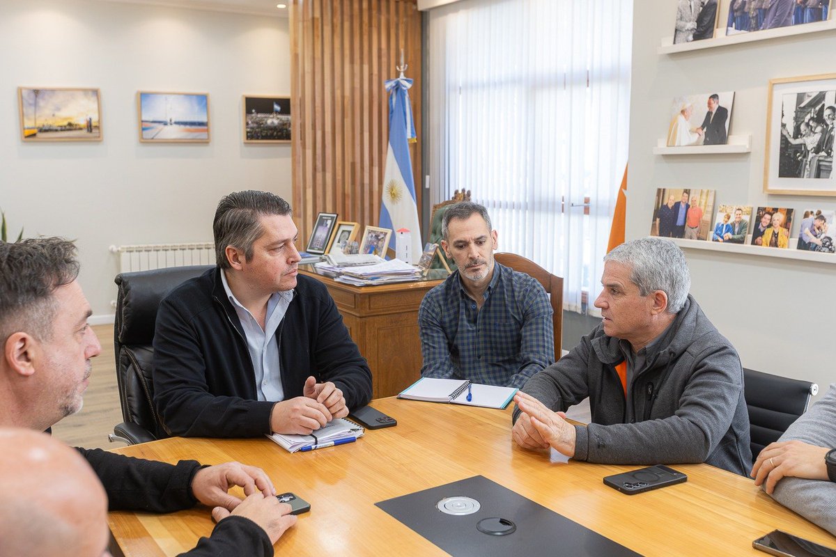 MartinPerezTDF's tweet photo. Río Grande se presentó ante la Justicia contra las petroleras que operan ilegalmente en Malvinas.

Hoy, a través de la Asesoría Letrada del Municipio, nos presentamos como parte interesada ante el Juzgado Federal de Río Grande en la causa impulsada por el CECIM La Plata y abogados ambientalistas.

Nuestra Carta Orgánica, en sus artículos 16, 18, 21 inciso 6, 24 inciso 1 y 61, nos da un mandato concreto para defender nuestro ambiente, nuestros recursos naturales y nuestra soberanía.

Río Grande no puede ser indiferente frente a la explotación ilegal de nuestros recursos en el Atlántico Sur.

Defender Malvinas también es actuar. Y Río Grande va a estar siempre donde tenga que estar para defender los intereses y la soberanía de los argentinos.