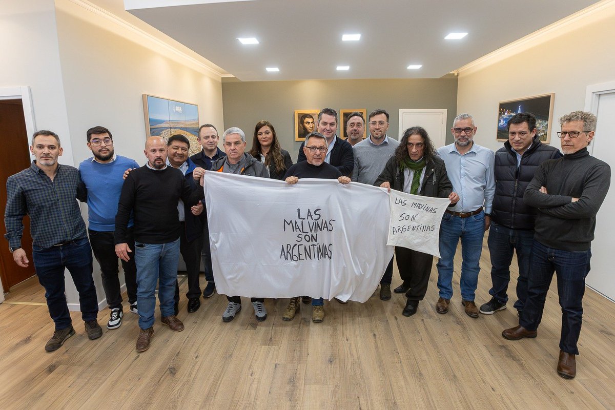 MartinPerezTDF's tweet photo. Río Grande se presentó ante la Justicia contra las petroleras que operan ilegalmente en Malvinas.

Hoy, a través de la Asesoría Letrada del Municipio, nos presentamos como parte interesada ante el Juzgado Federal de Río Grande en la causa impulsada por el CECIM La Plata y abogados ambientalistas.

Nuestra Carta Orgánica, en sus artículos 16, 18, 21 inciso 6, 24 inciso 1 y 61, nos da un mandato concreto para defender nuestro ambiente, nuestros recursos naturales y nuestra soberanía.

Río Grande no puede ser indiferente frente a la explotación ilegal de nuestros recursos en el Atlántico Sur.

Defender Malvinas también es actuar. Y Río Grande va a estar siempre donde tenga que estar para defender los intereses y la soberanía de los argentinos.