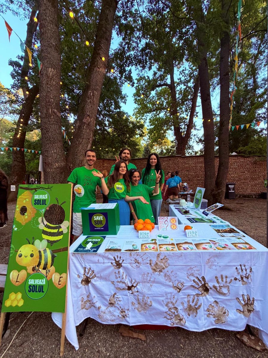 Gargi32354857's tweet photo. Hands-on science in action at #CodruFestival ! 🌿👏🏽
Kids left their soil handprints & learned why healthy earth matters! Demos showed how roots absorb water &stop erosion,while bare soil floods—& why 1 orange 100 yrs ago equals 8 today 🍊
A huge success in Timișoara 💐
#SaveSoil https://t.co/d2lzXcT6Yr