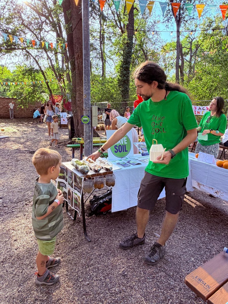 Gargi32354857's tweet photo. Hands-on science in action at #CodruFestival ! 🌿👏🏽
Kids left their soil handprints & learned why healthy earth matters! Demos showed how roots absorb water &stop erosion,while bare soil floods—& why 1 orange 100 yrs ago equals 8 today 🍊
A huge success in Timișoara 💐
#SaveSoil https://t.co/d2lzXcT6Yr