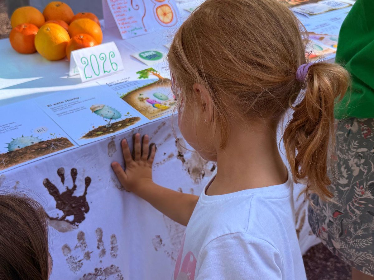 Gargi32354857's tweet photo. Hands-on science in action at #CodruFestival ! 🌿👏🏽
Kids left their soil handprints & learned why healthy earth matters! Demos showed how roots absorb water &stop erosion,while bare soil floods—& why 1 orange 100 yrs ago equals 8 today 🍊
A huge success in Timișoara 💐
#SaveSoil https://t.co/d2lzXcT6Yr
