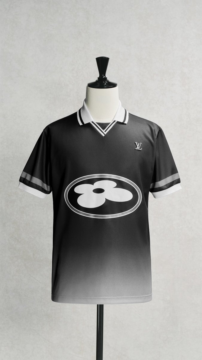 ModernNotoriety's tweet photo. JAY-Z wore a custom Louis Vuitton jersey by Pharrell for his 30th anniversary concert at the Stade de France 🇫🇷 https://t.co/uVrv6OhXgb