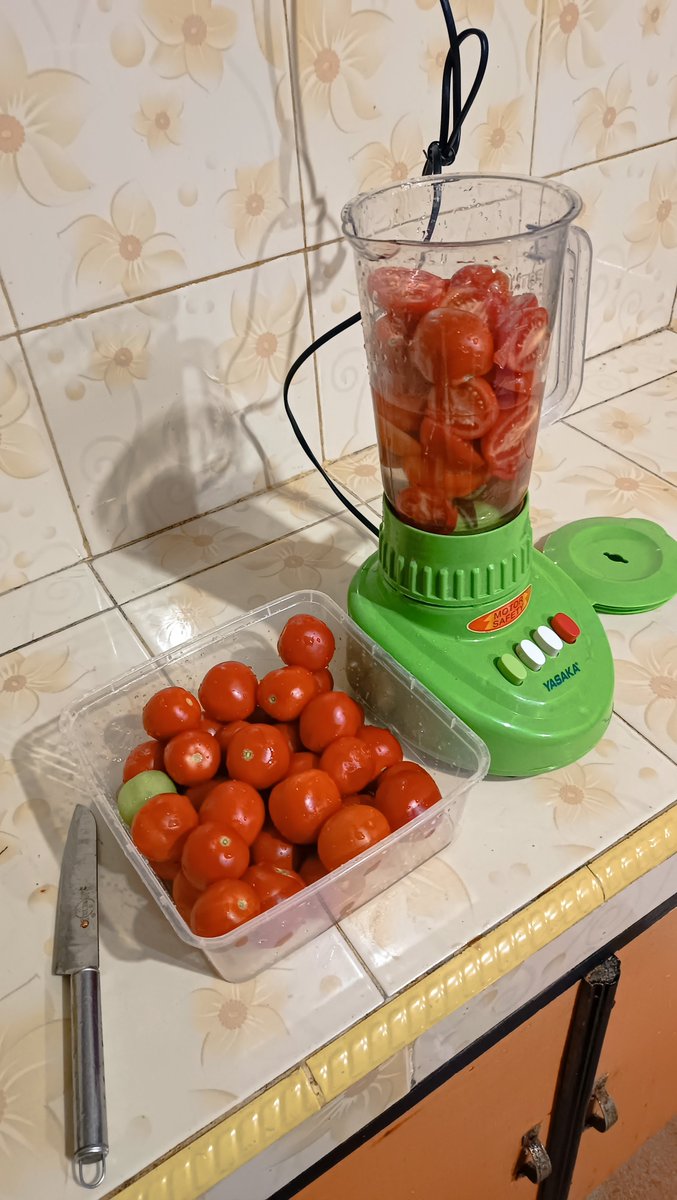 devigtw's tweet photo. Dikasi tetangga tomat banyak bgt karna emang harga tomat lagi murah. Daripada ga kepake sampe busuk di kulkas mending kubuat jus aja biar cepet abis. Alhamdulillah lumayan bisa jadi beberapa gelas 😍 https://t.co/QmZlgisFaW