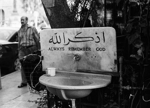 Esbaar's tweet photo. الإحساس الأروع في العالم أن يكون المرء مطمئنًا، مطمئن لا أكثر، لا يشعر بالخوف أو الريبة، لا تعتليه الشكوك أو الضيقة، مطمئن فحسب ..

#احمد_خالد_توفيق https://t.co/qQdrCQkc2R