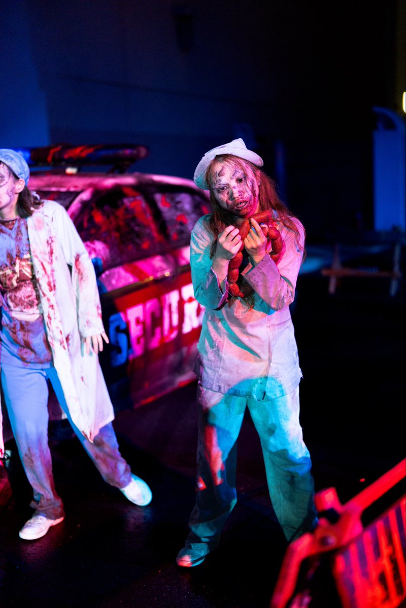 shiezoooo's tweet photo. 同業者がゾンビに🧟‍♀️なってしまった！ー！たいへんだぁ。内臓みたいなん持ってるぅ〜そして共喰いしてるぅ後死んでるやん人…。
#USJハロウィーン #HHN2026 #ストリートゾンビ https://t.co/cQBhmRV2Q2