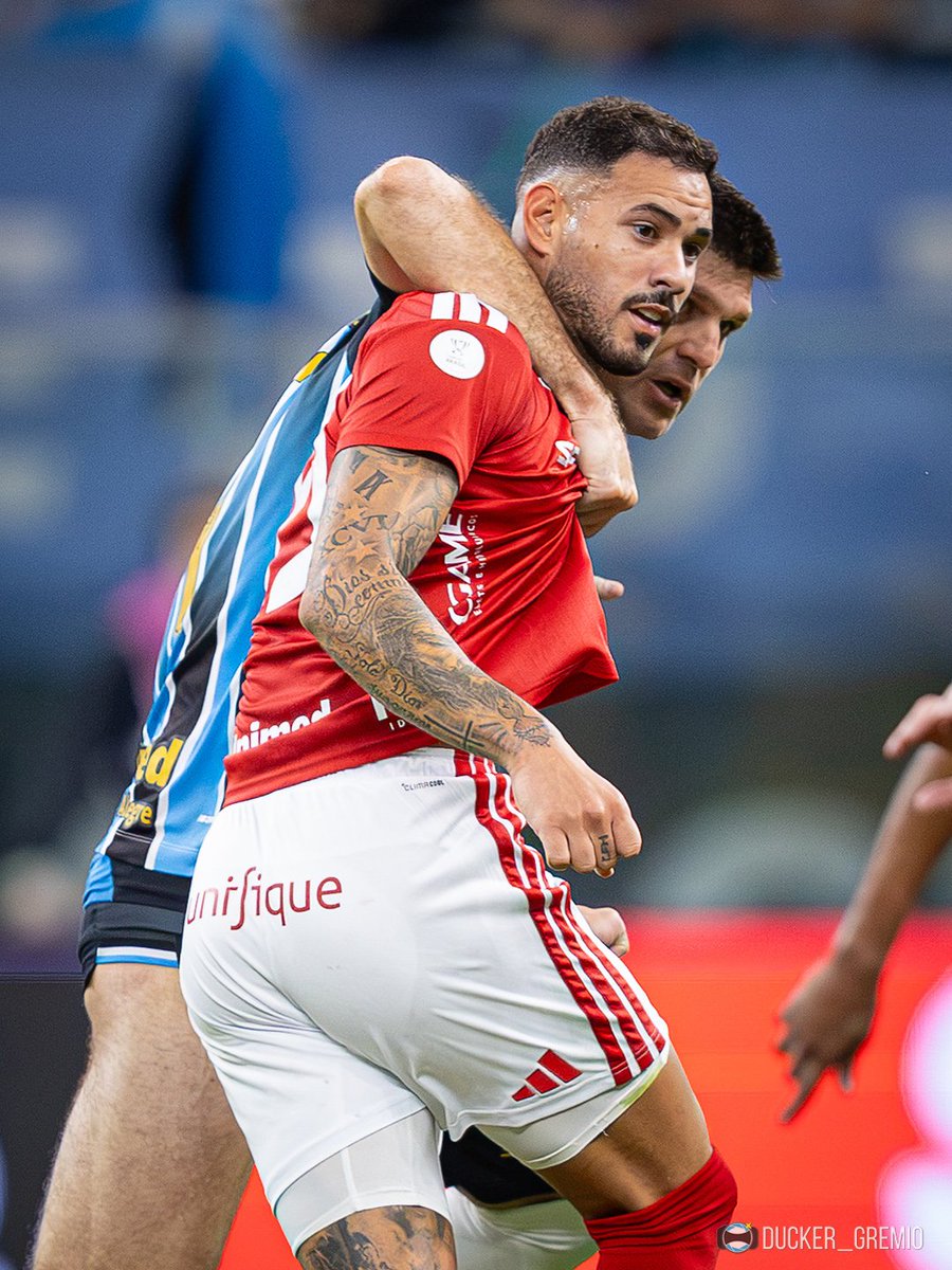Ducker_Gremio's tweet photo. (1/2) Tu aí, pensa que tua vida está difícil? Então lembra o que Walter Kanneman fez com a vida de Antônio Sanabria no Grenal e seja feliz.

Pensando em fazer uma coletânea de imagens de atacantes colorados colecionados no bolso pelo gringo. Que acham?

Será que Sanabria gostou de jogar um Grenal?